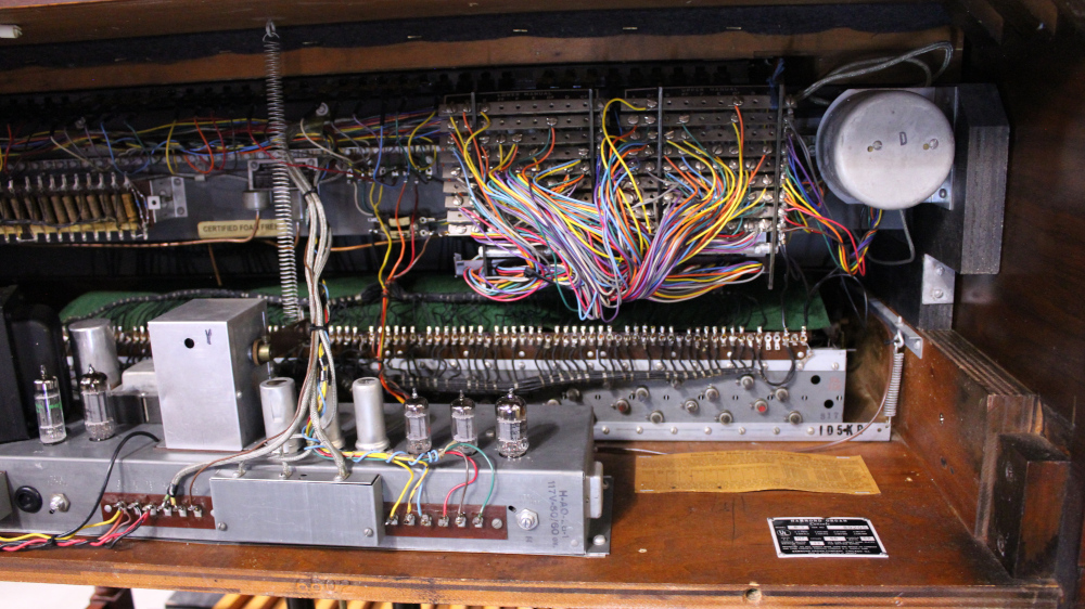 652 is a 1963 Hammond B3 in a Walnut finish.  Serial #89205