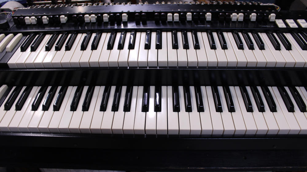 This 1966 ebony Hammond B3 (Serial #95886) has been fully restored and looks as good as it sounds—authentic vintage tone, flawless finish, pure Hammond magic.