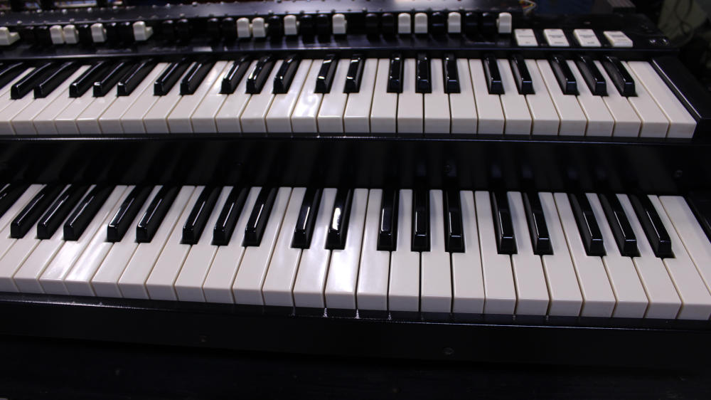This 1966 ebony Hammond B3 (Serial #95886) has been fully restored and looks as good as it sounds—authentic vintage tone, flawless finish, pure Hammond magic.