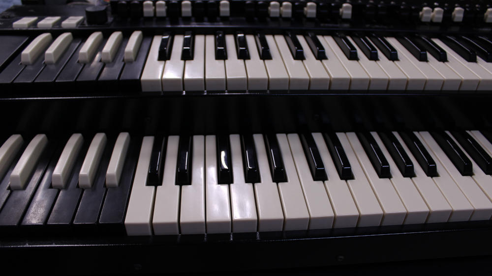 This 1966 ebony Hammond B3 (Serial #95886) has been fully restored and looks as good as it sounds—authentic vintage tone, flawless finish, pure Hammond magic.