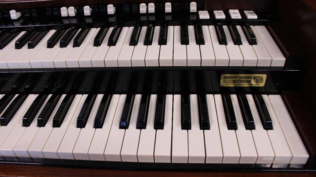 663 is a 1950 Hammond B2/B3 in a walnut finish SOLD!.  Serial #36877