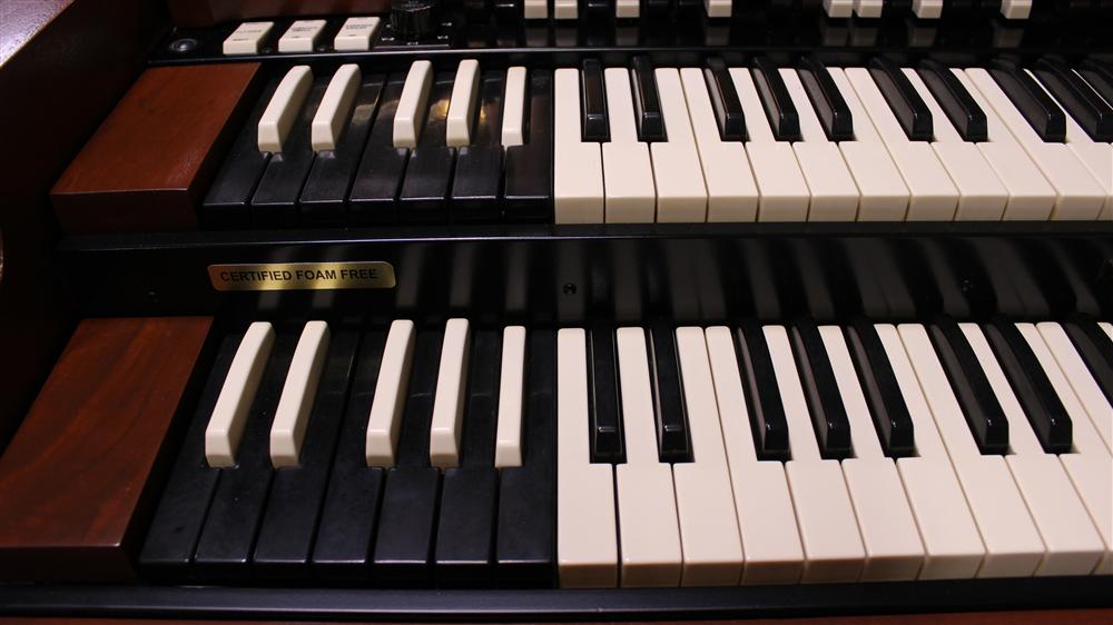 1961 Hammond B3 organ 667 in a walnut finish, image 2