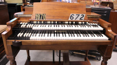 672 is a 1970 Hammond B3 in a walnut finish for sale!