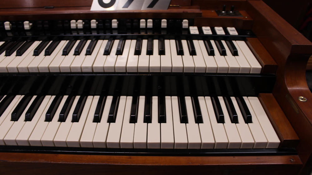 677 is a 1960 Hammond B-3 in a fruitwood finish, Serial 81363, for sale now. A sought-after console from Hammond's most celebrated years, prized by musicians and collectors alike.