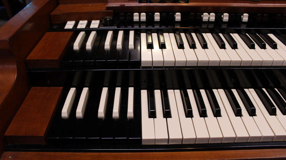 677 is a 1960 Hammond B-3 in a fruitwood finish, Serial 81363, for sale now. A sought-after console from Hammond's most celebrated years, prized by musicians and collectors alike. for sale!