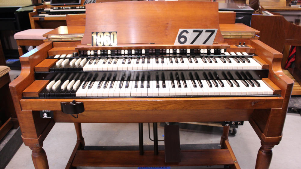 677 is a 1960 Hammond B-3 in a fruitwood finish, Serial 81363, for sale now. A sought-after console from Hammond's most celebrated years, prized by musicians and collectors alike.