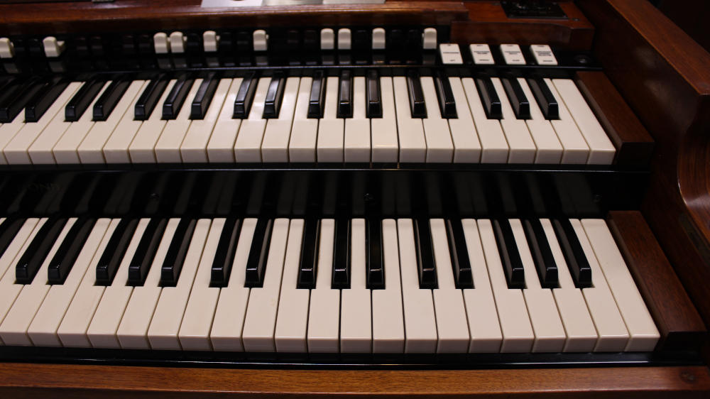 680 is a 1957 Hammond B-3 in a mahogany finish, Serial 67860, for sale now. Sit at the keys, pull the drawbars, and you’ll feel why this golden-era B-3 became the heartbeat of gospel, jazz, and blues.