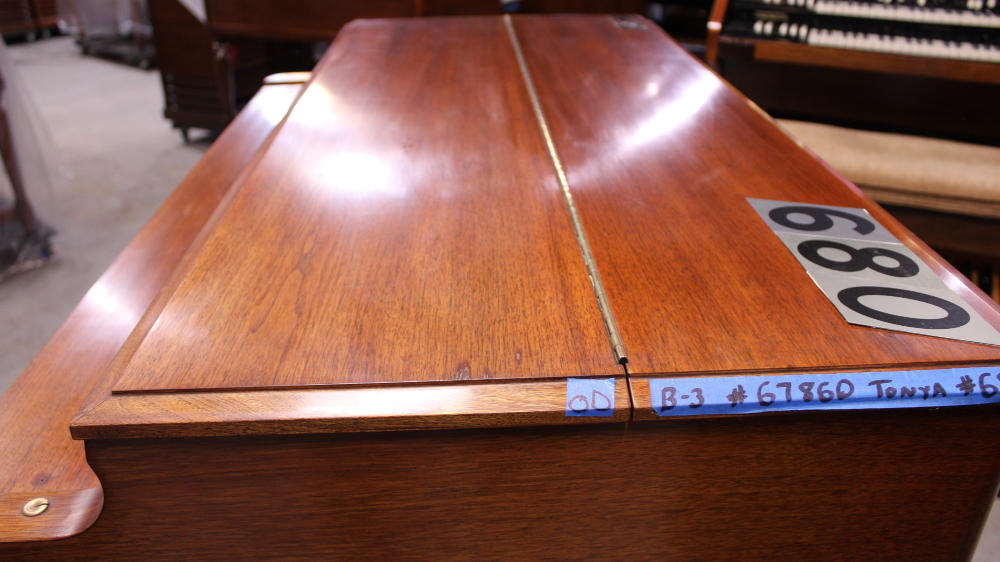 680 is a 1957 Hammond B-3 in a mahogany finish, Serial 67860, for sale now. Sit at the keys, pull the drawbars, and you’ll feel why this golden-era B-3 became the heartbeat of gospel, jazz, and blues.