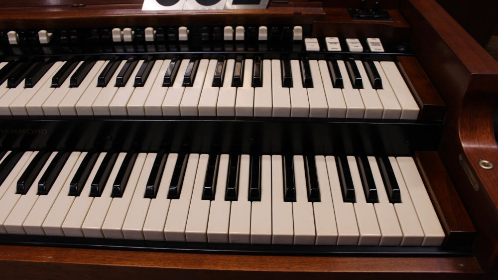 682 is a 1957 Hammond B-3 in a walnut finish, Serial 71062, for sale now. Picture yourself pulling the drawbars, hearing that growl in the bass, and feeling the room come alive.