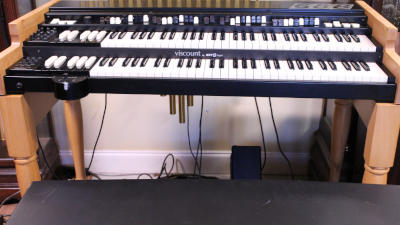 688 is an excellent Legend F-1 in a blonde finish, for sale now. A complete gig-ready package with matching stand, full 25-note pedalboard, bench, and a Leslie 3300 to bring the sound alive.