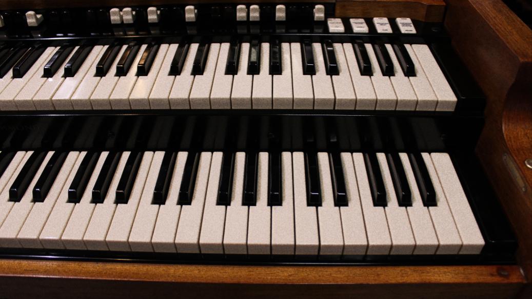 712 is a 1961 Hammond B3 organ in walnut finish for sale at Keyboard Exchange International