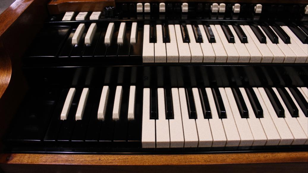 712 is a 1961 Hammond B3 organ in walnut finish for sale at Keyboard Exchange International